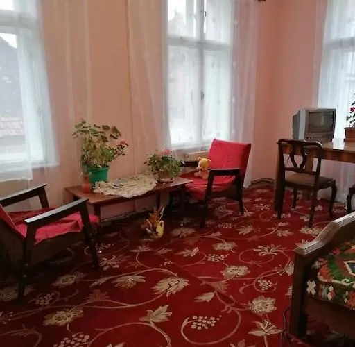 La 2 Pași De Biserica Neagră