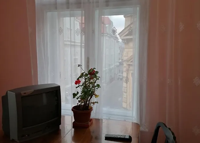 La 2 Pași De Biserica Neagră